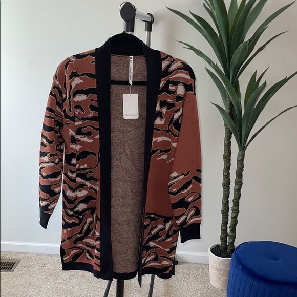 Leo & Nicole Animal Print Long Cardigan Size Petite medium - Picture 1 of 5